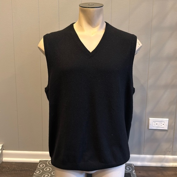 NWT Bloomingdale’s The Men’s Store XL Sweeter Vest V Neck Cashmere - Picture 1 of 6